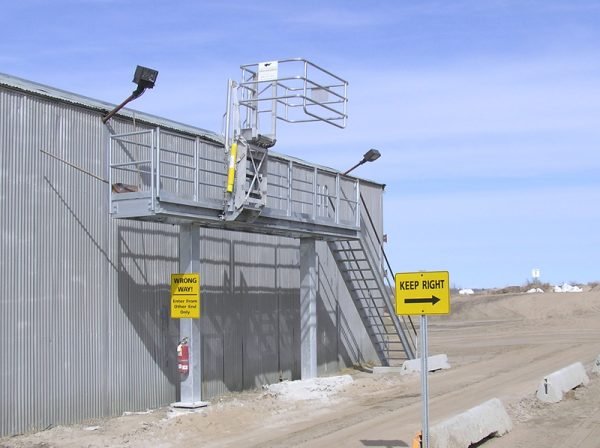 Dual Pedestal Truck Rack With Tracking Gangway